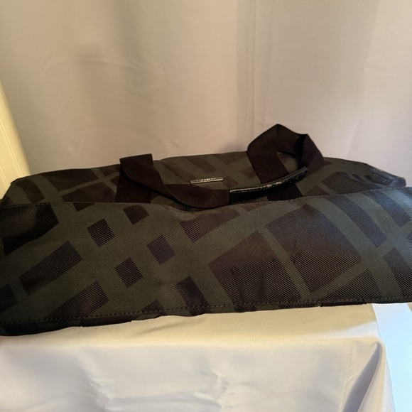 Burberry Fragrances Large Black Gray Checkered Duffle Overnight Weekend Bag Tote - Picture 9 of 13